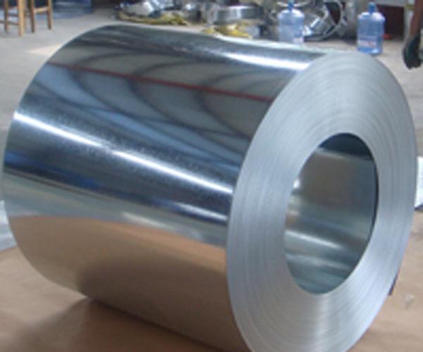 铁皮散落高速行车道 民警迅速清除安全隐患