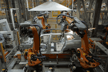 带一群人吃饭 思路转换就要快!很卷的国内工厂主靠什么以小博大