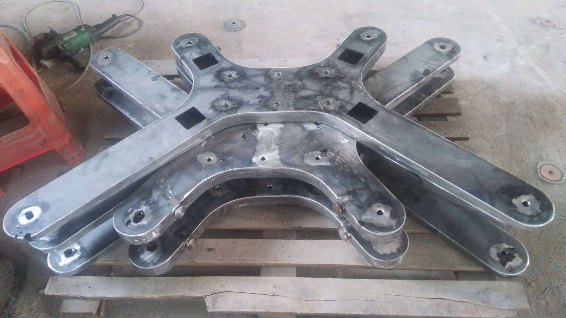 瑞鹄模具:为小米汽车主要提供冲压模具等装备产品