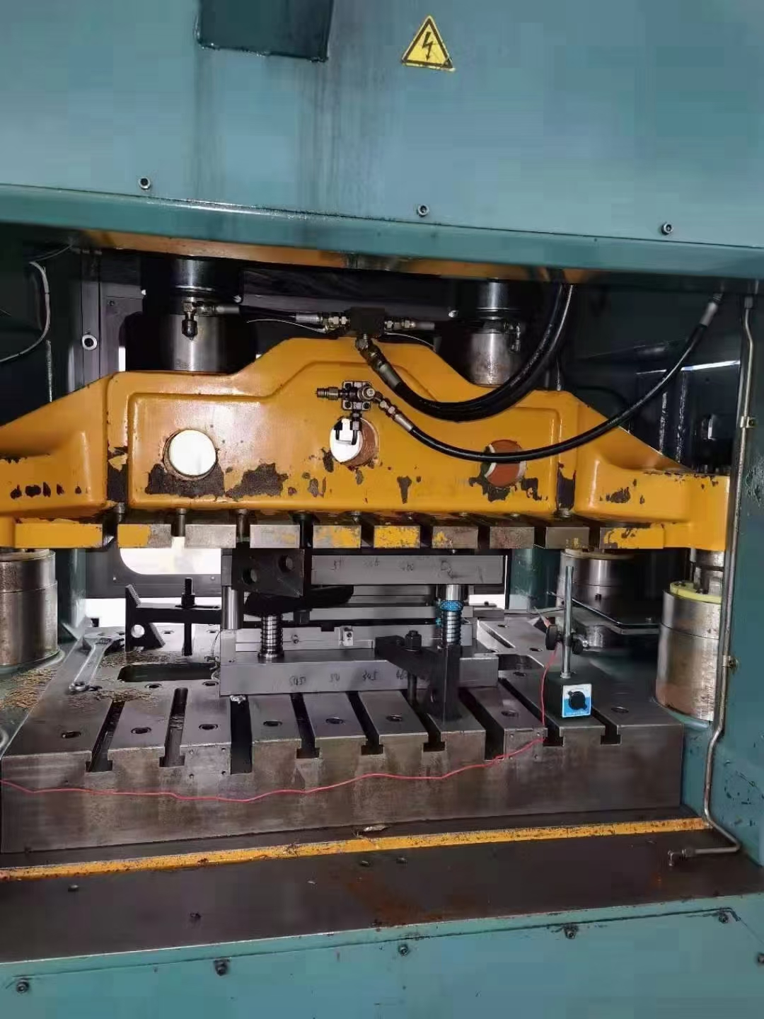 无锡雅兰特精密科技取得薄壁金属套管冲压及自动送料机构专利