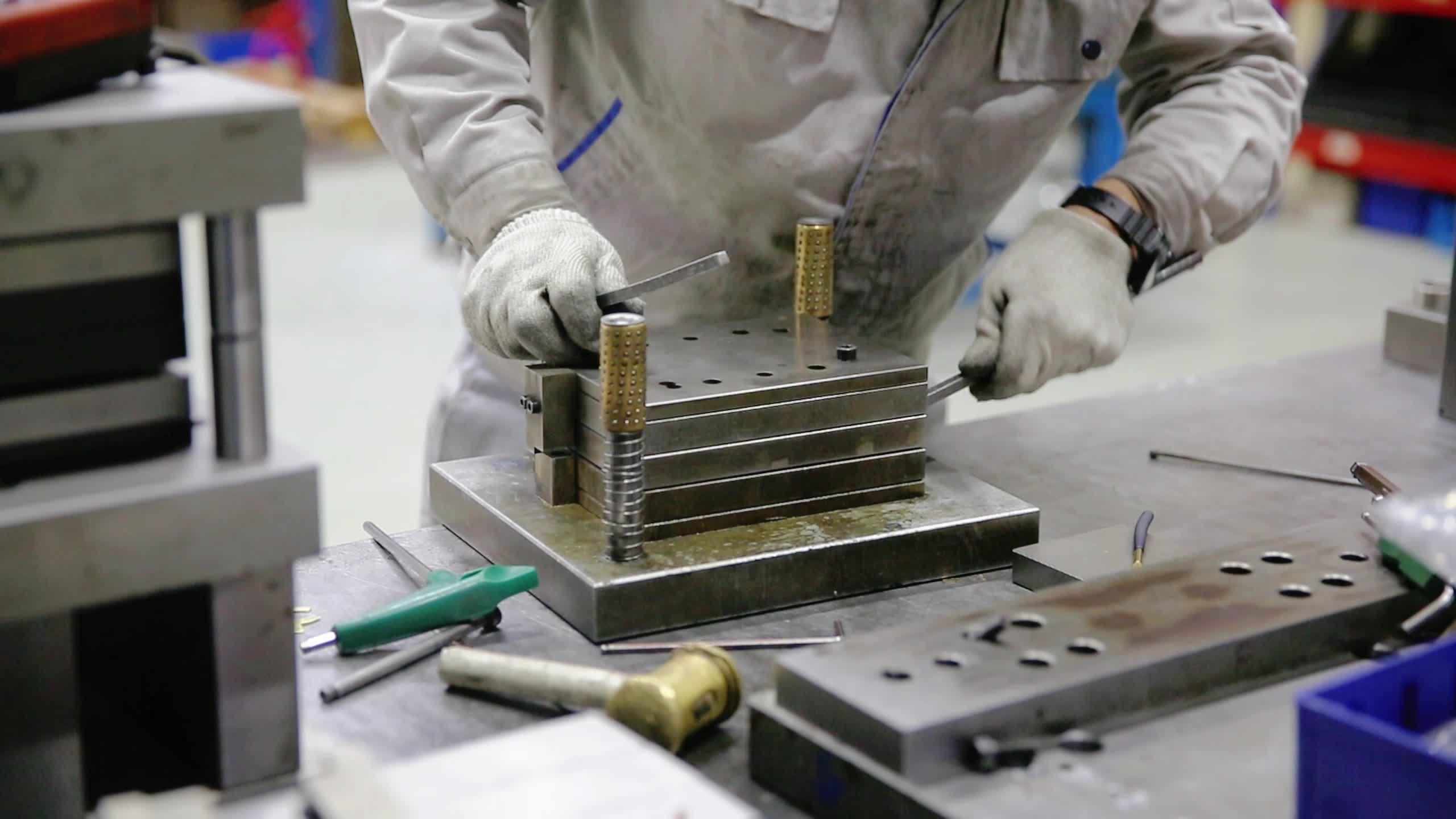 苏州鸿讯威精密电子申请一种冲压料带连续冲压折弯模具专利能高效精准地完成冲孔与折弯作业