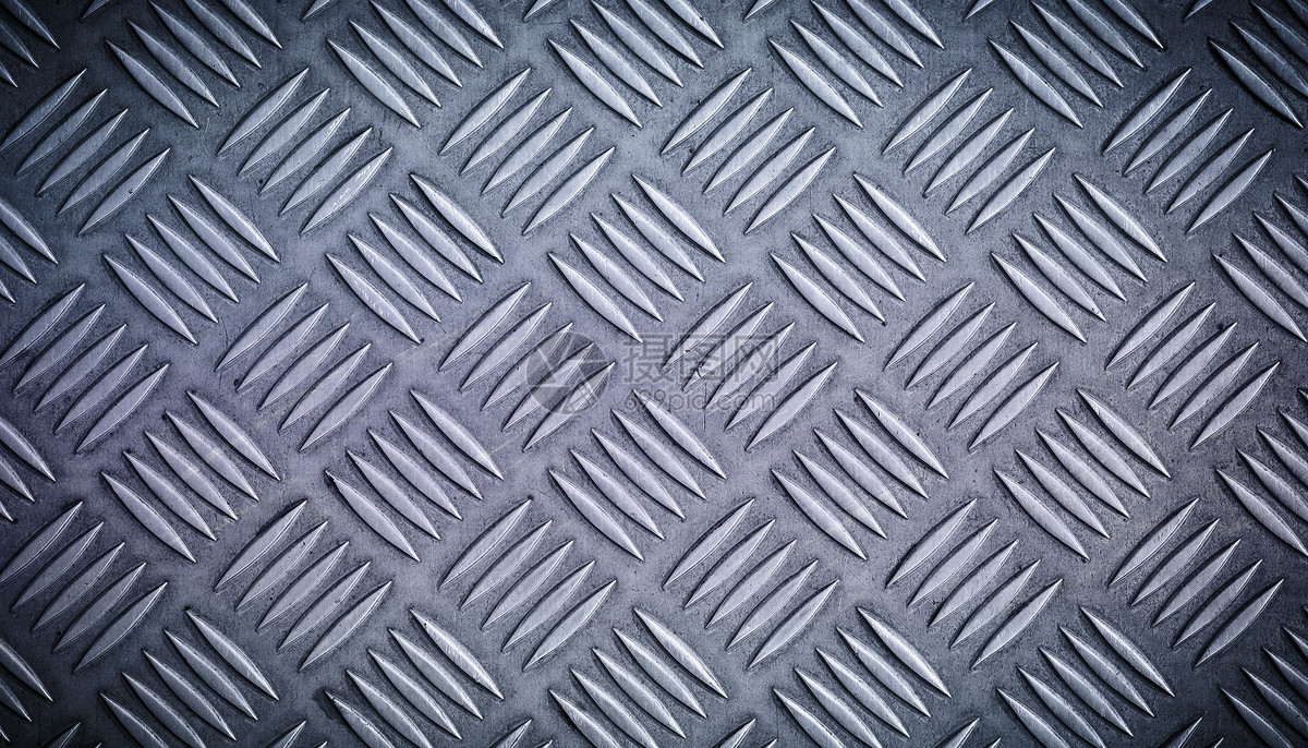 最担心的事还是发生了！印度24岁男子蹦极时牵引绳突然断裂重重砸在铁皮屋顶上致严重骨折现场画面曝光